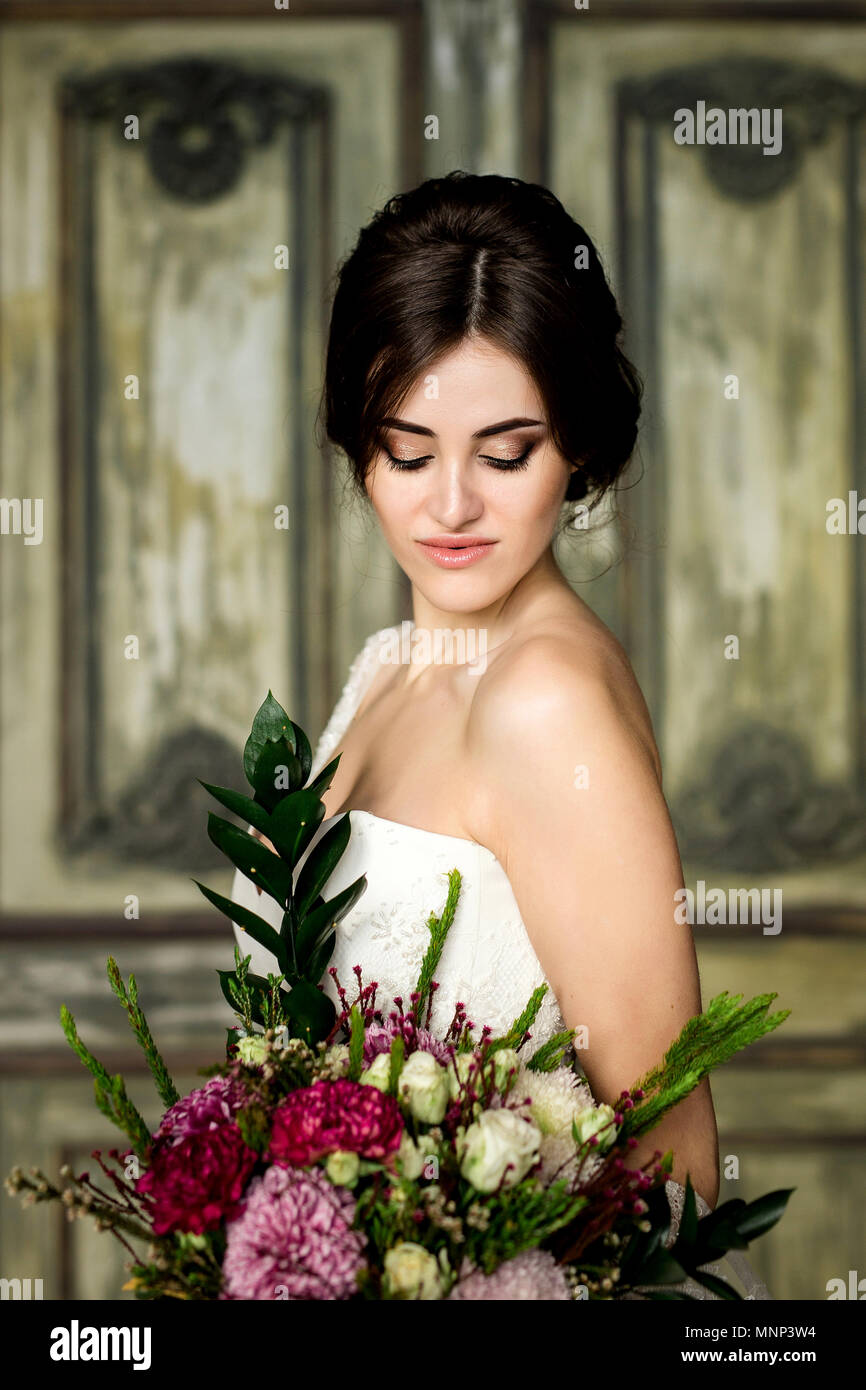 La mode mariage mariée avec bouquet dans les mains. Portrait of de mariée en robe blanche. Banque D'Images