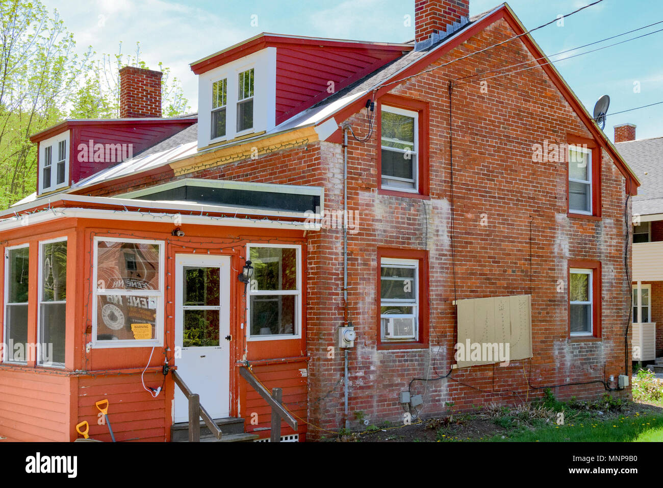 Keene, New Hampshire, USA. 18 mai, 2018. L'immeuble à 659 Marlborough Road (Route 101) à Keene qui abrite la mosquée al-Latiff et inter-centre communautaire. Le Centre a été fondé par William Coley en décembre 2017 et a tenu sa première Jumu'ah, ou service de prière du vendredi de l'actuel mois de Ramadan, le vendredi. Crédit : Michael Plotczyk/Alamy Live News Banque D'Images