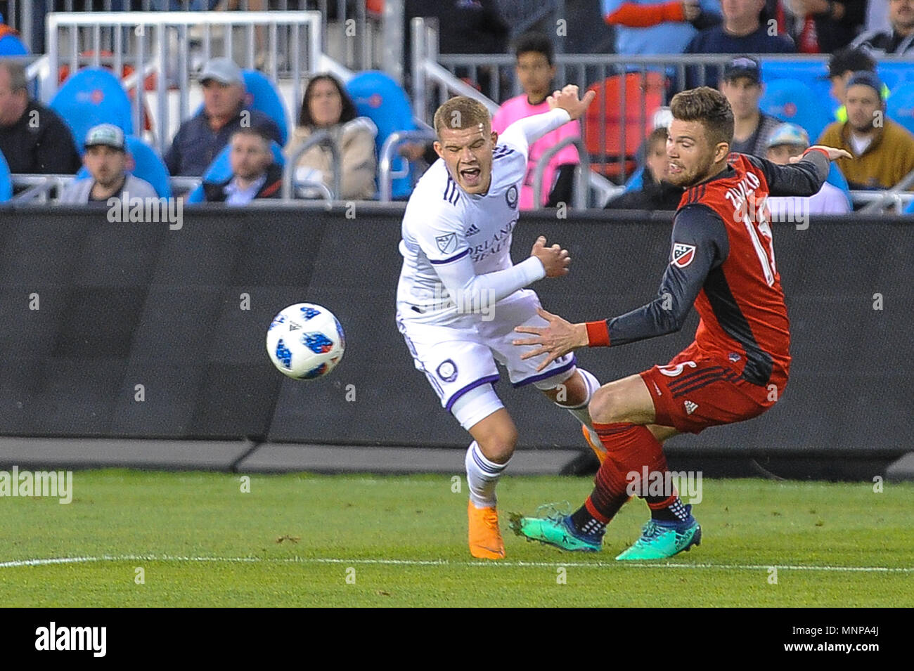 Chris Mueller (L) et Eriq Zavaleta (R) vu pendant la saison régulière MLS 2018 match entre FC de Toronto (Canada) et Orlando City SC (USA) au BMO Field (score 2:1) Banque D'Images