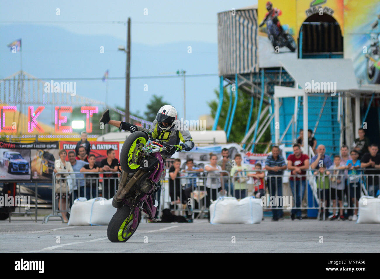 Larisa, Grèce. 18 mai, 2018. Un motocycliste est en concurrence dans le cadre du 12e festival du moteur à Larisa, Grèce, le 18 mai 2018. Credit : Apostolos Domalis/Xinhua/Alamy Live News Banque D'Images