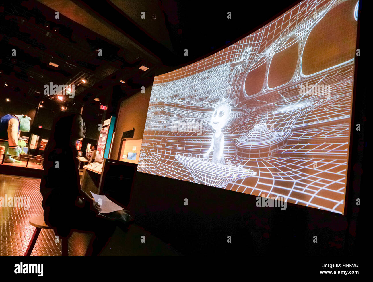 Vancouver, Canada. 18 mai, 2018. Un visiteur regarde le processus de rendu d'animation lors de sa visite à la "science derrière Pixar' exposition au Science World de Vancouver, Canada, le 18 mai 2018. L'exposition montre aux visiteurs la connaissance de la science, de la technologie, ingénierie et mathématiques qui sont utilisés dans la création de ces films d'animation populaires. Credit : Liang sen/Xinhua/Alamy Live News Banque D'Images