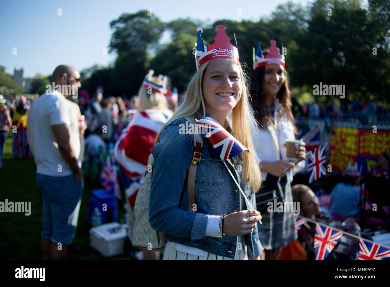 Windsor, Bershire, UK. 19 mai, 2018. Les spectateurs se préparer pour le cortège nuptial de prince Harry et Meghan Markle. Crédit : Michael Candelori/ZUMA/Alamy Fil Live News Banque D'Images