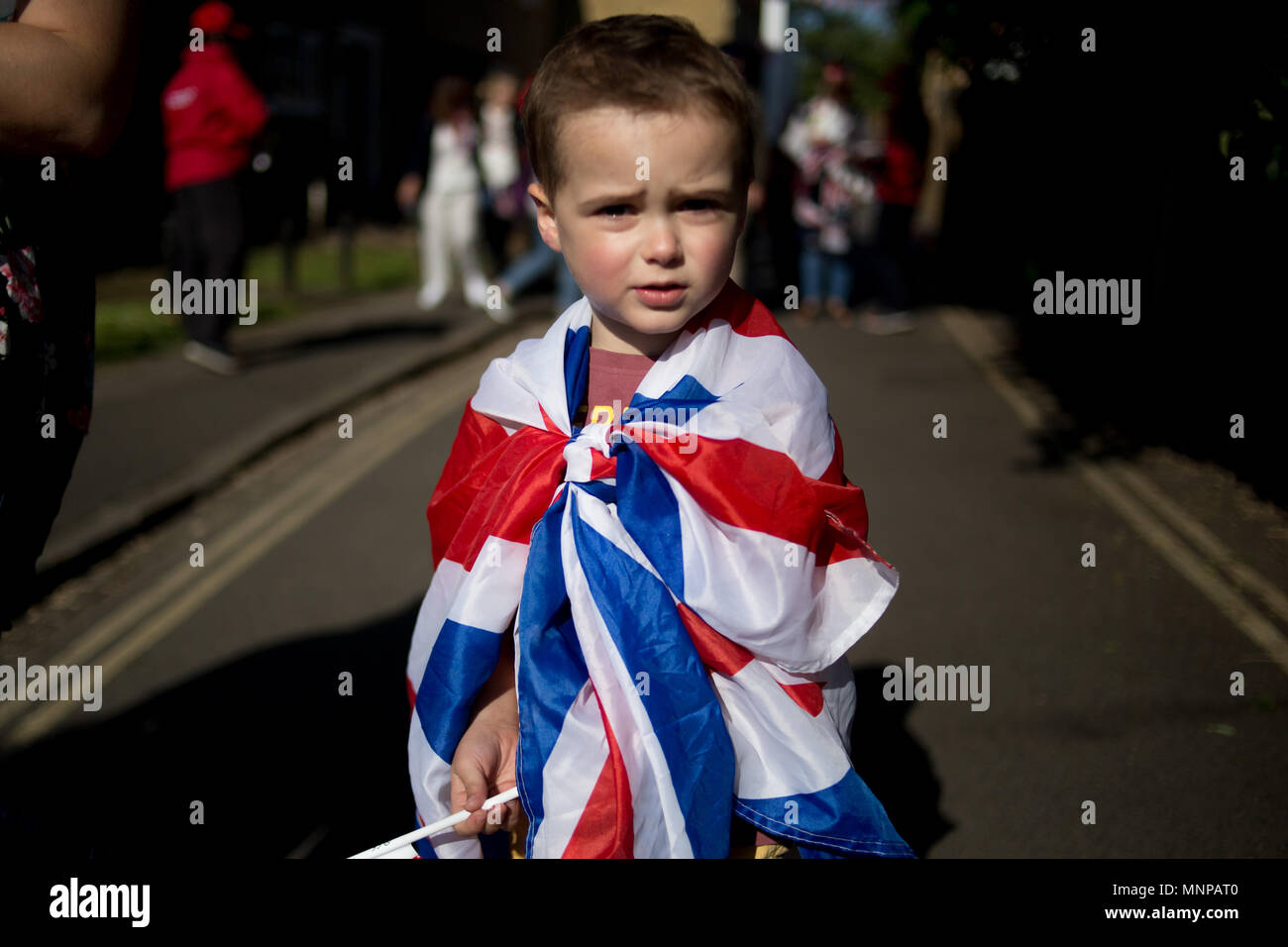 Windsor, Bershire, UK. 19 mai, 2018. Un jeune spectateur arrive pour la procession de mariage du prince Harry et Meghan Markle. Crédit : Michael Candelori/ZUMA/Alamy Fil Live News Banque D'Images