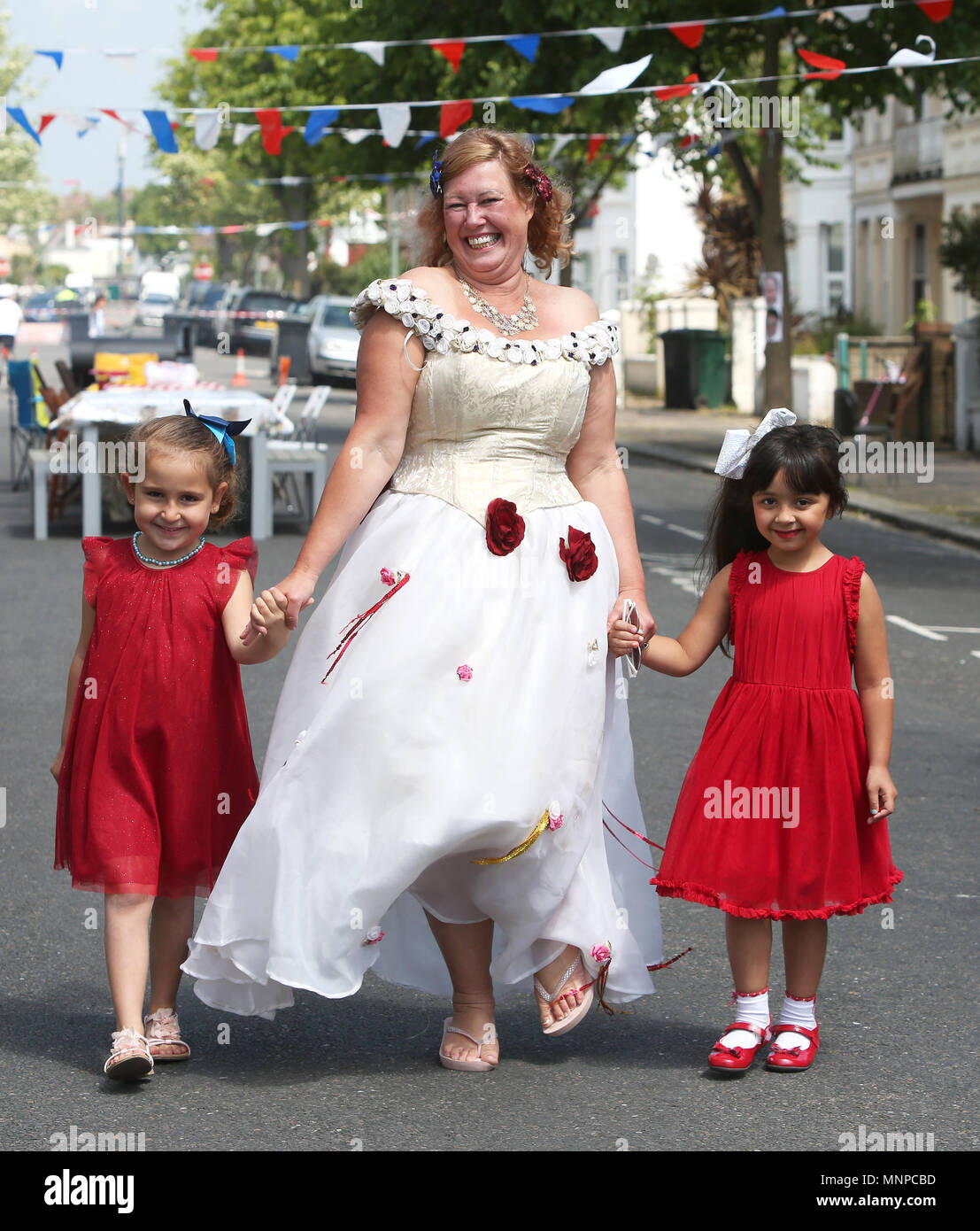 Brighton et Hove, East Sussex, UK. Les résidents de St Leanoards Road à Brighton et Hove photographié célébrant la cérémonie du mariage royal de Meghan Markle et le prince Harry lors de leur fête de quartier. Samedi 19 Mai 2018 © Sam Stephenson/Alamy Live News. Banque D'Images