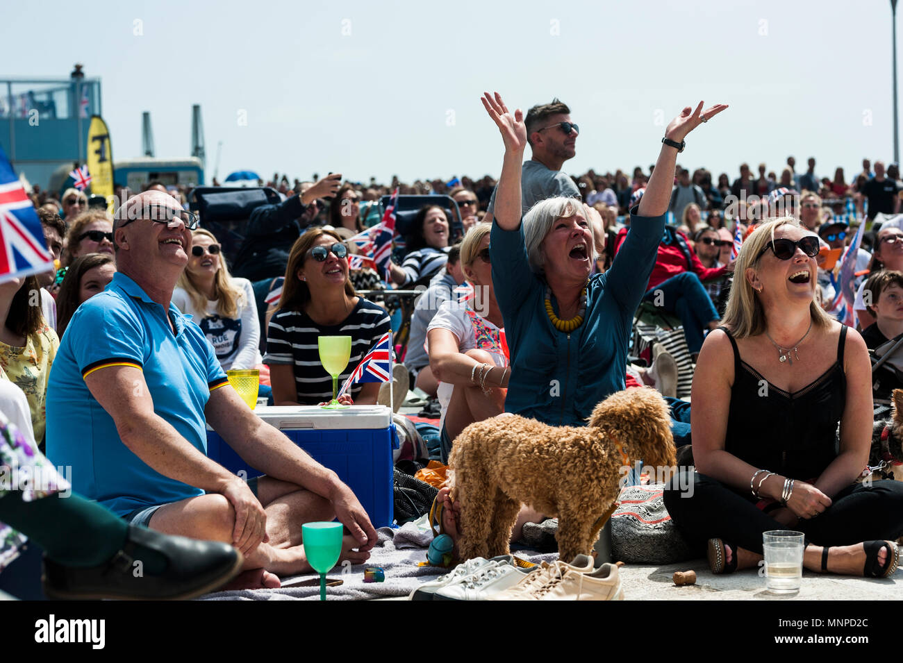 Brighton, East Sussex. 19 mai 2018. Mariage Royal. Des foules de gens se réunissent sur le front de mer de Brighton au-dessous de la British Airways i360 pour regarder le mariage royal entre le Prince Harry et actrice Américaine Meghan Markle à Windsor. Credit : Francesca Moore/Alamy Live News Banque D'Images