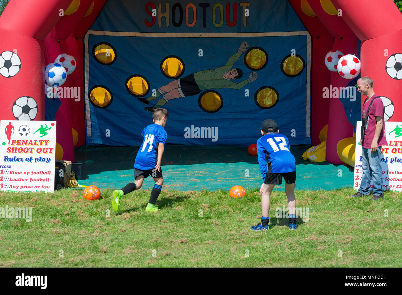 Fordingbridge, Hampshire, Royaume-Uni, 19th mai 2018. Le club de football amateur local des Turcs célèbre ses 150 ans de formation, ce qui en fait le plus ancien club de football du Hampshire. Un festival de football organisé pour la journée inclut des sessions d'entraînement pour les jeunes et une visite de la plus grande Oxford United football Academy pour défier les talents locaux dans des matchs de compétition. Banque D'Images