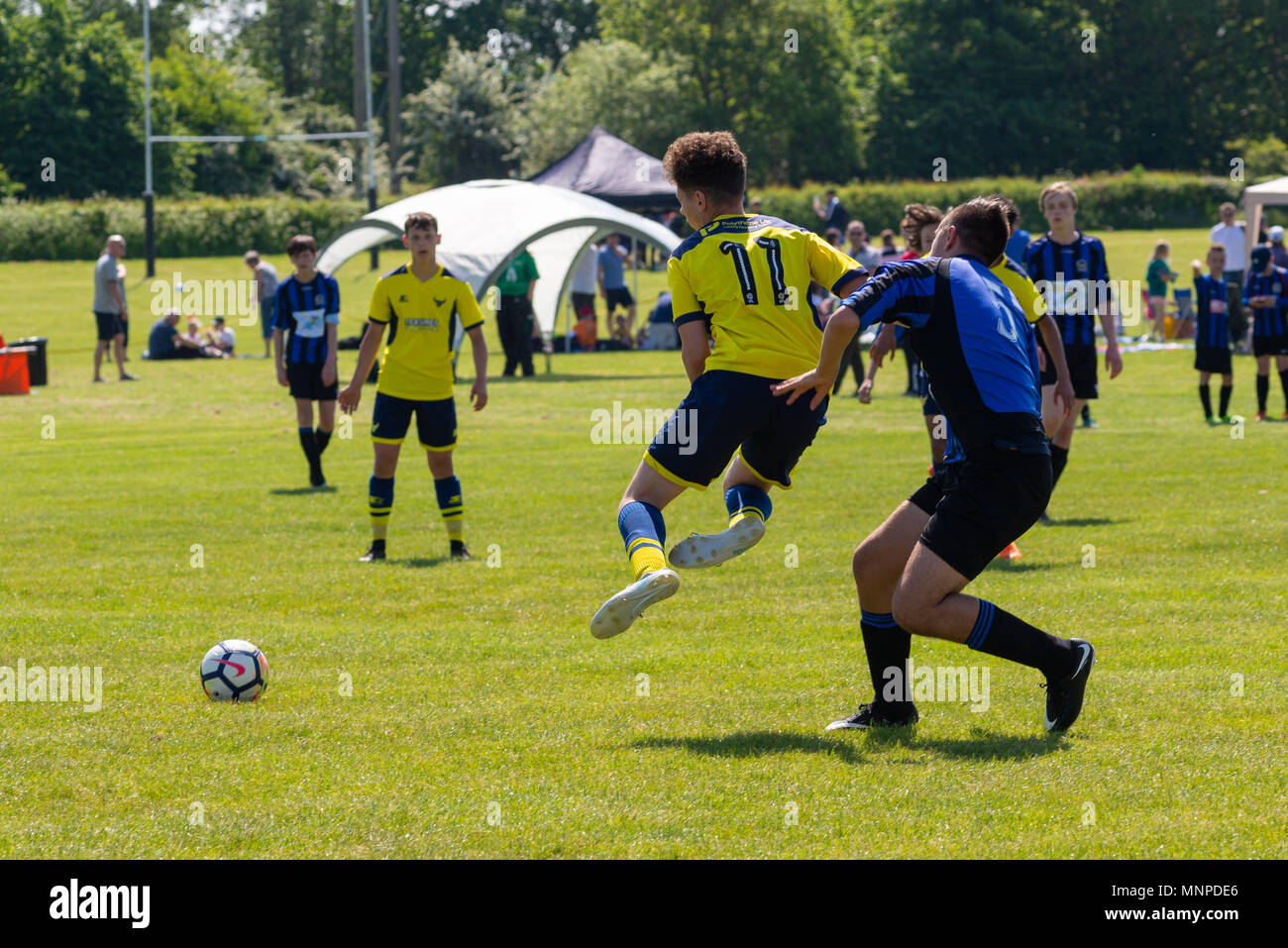 Fordingbridge, Hampshire, Royaume-Uni, 19th mai 2018. Le club de football amateur local des Turcs célèbre ses 150 ans de formation, ce qui en fait le plus ancien club de football du Hampshire. Un festival de football organisé pour la journée inclut des sessions d'entraînement pour les jeunes et une visite de la plus grande Oxford United football Academy pour défier les talents locaux dans des matchs de compétition. Banque D'Images