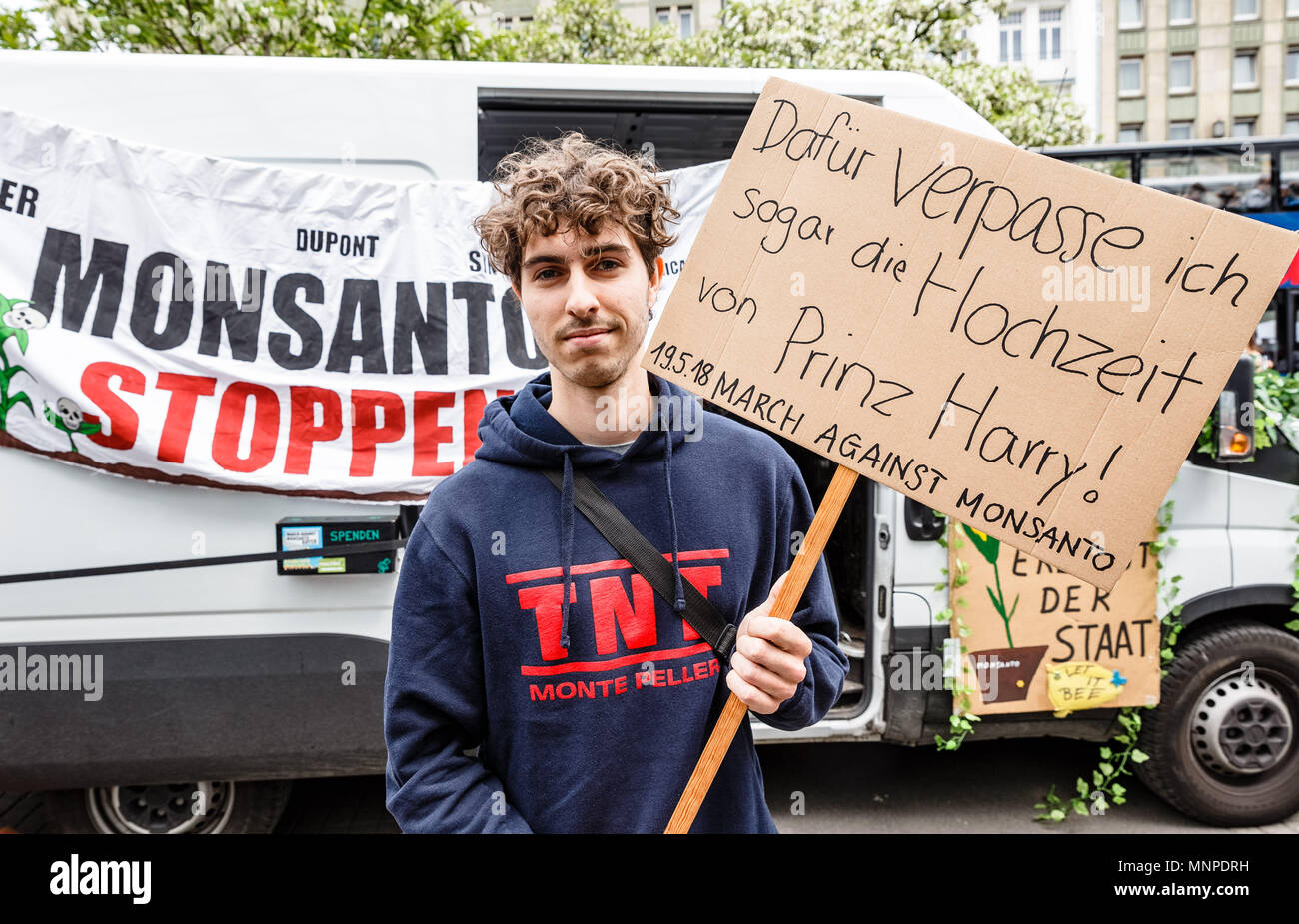 19 mai 2018, l'Allemagne, Hambourg : un manifestant porte un écriteau "afuer verpasse ich sogar die Hochzeit von Prinz Harry !' (lit. Pour cela j'ai même manquer le mariage du prince Harry !) sur la campagne mondiale contre le jour coroporation agricole Monsanto. Ils manifester contre les semences génétiquement modifiées et, selon leur opinion, les pesticides qui sont nocifs pour l'environnement. Photo : Markus Scholz/dpa Banque D'Images