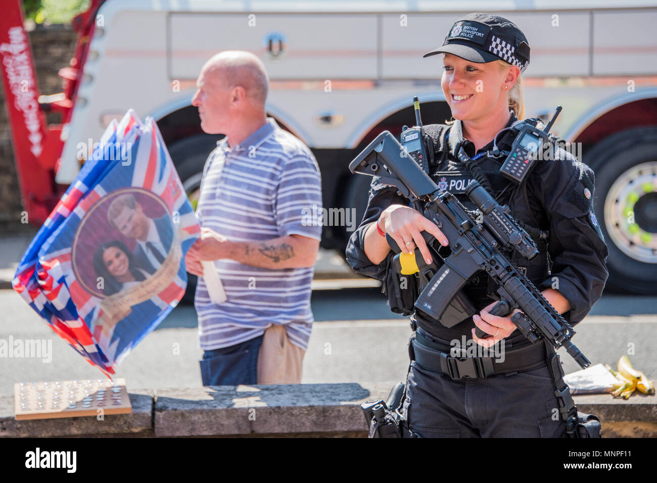 Des policiers armés sont assouplies - Le mariage du Prince Henry (Harry) du Pays de Galles et Mme Meghan Markle à Windsor. Ils deviennent le duc et la duchesse de Cambridge. Banque D'Images