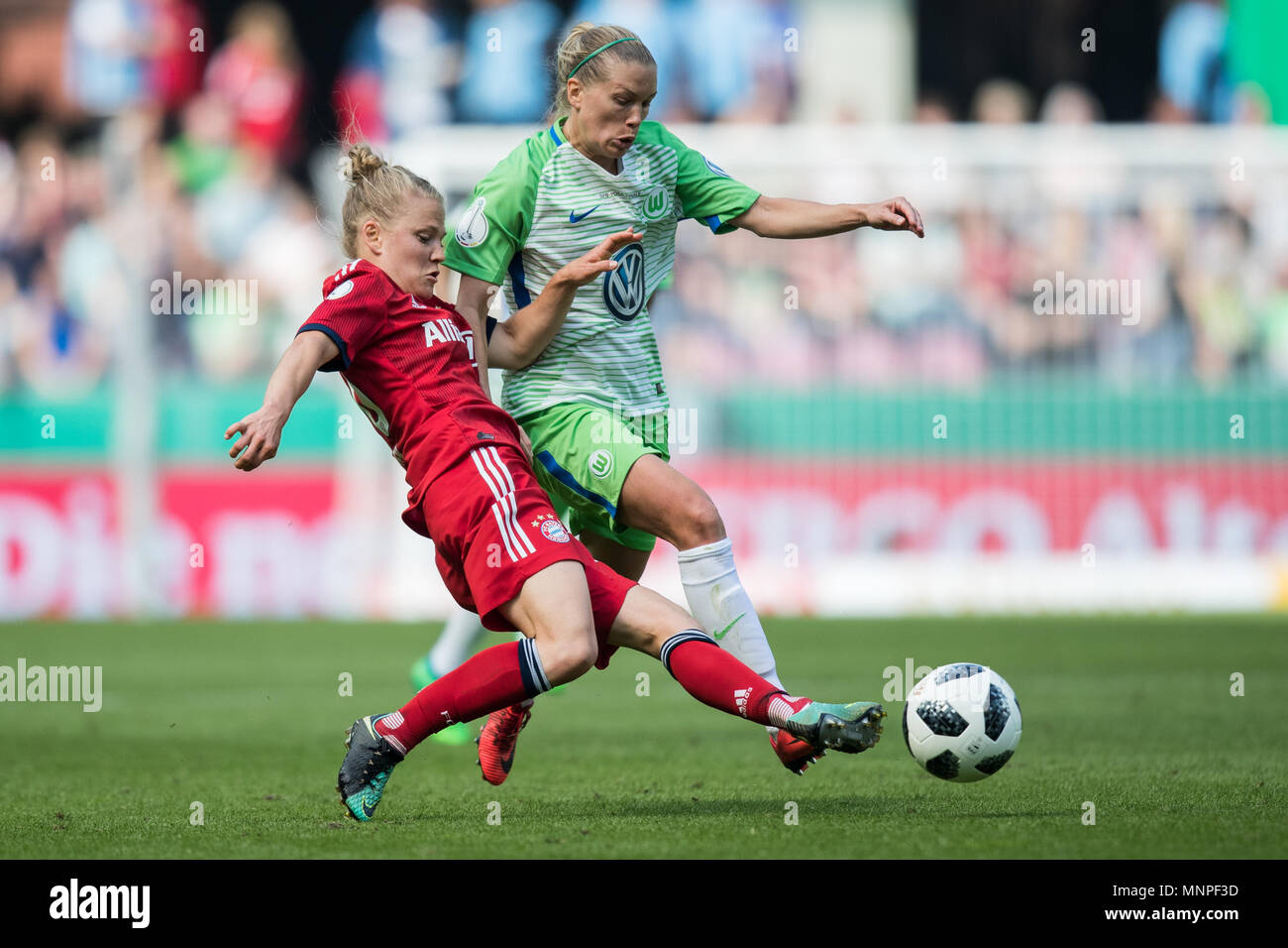 19 mai 2018, l'Allemagne, Cologne : Soccer, Womens : Deutscher Fußball-Bund (DFB) (lit. Association allemande de football) Tasse, Bayern Munich vs VfL Wolfsburg, final à RhineEnergyStadium : Munich's Leonie Maier (L) atteint le ballon avant de Wolfsburg Lara Dickenmann. (CONDITIONS D'EMBARGO - ATTENTION : La DFB interdit l'utilisation et la publication d'images séquentielles sur l'internet et autres médias en ligne pendant le match (y compris la mi-temps). ATTENTION : période de blocage ! La DFB permet l'utilisation et la publication des photos pour les services mobiles (MMS) et en particulier pour le DVB-H et D Banque D'Images