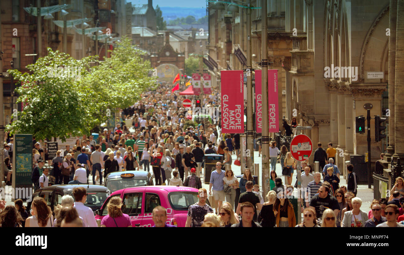 Glasgow, Écosse, Royaume-Uni 19 Mai.UK : Météo Météo journée ensoleillée sur la ville a introduit le habitants et les touristes dans les rues de touchers aff météo. Comme le mariage royal a été mis en évidence par les premiers dans la rue Buchanan les fêtards mile style fashion Centre de l'Ecosse. Gérard Ferry/Alamy news Banque D'Images