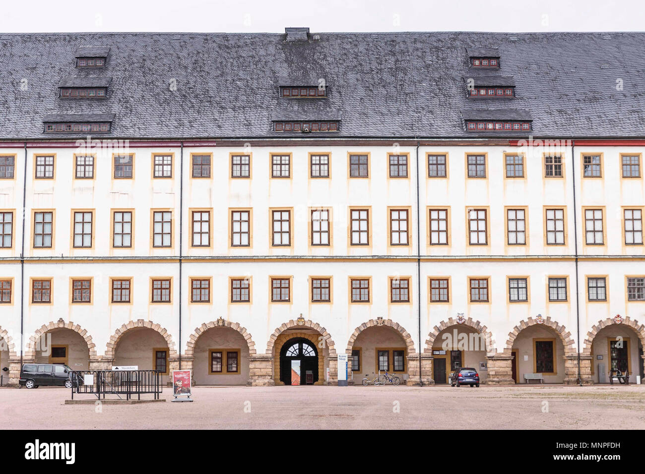 17 mai 2018, l'Allemagne, Gotha : La partie centrale du palais de Friedenstein. Palais de Friedenstein est un des mieux conservé de monuments architecturaux du début du baroque. Ernest, duc de Saxe-Gotha à Gotha (1601 - 1675), construit la résidence entre 1643 et 1654. Cette année, le Palace jours aura lieu du 18 au 21 mai 2018. Photo : Carsten Koall/dpa Banque D'Images