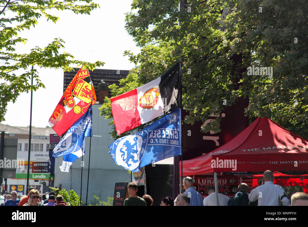 Londres, Royaume-Uni. 19 mai 2018. Chelsea et Man U Flags Crédit : Alex Cavendish/Alamy Live News Banque D'Images