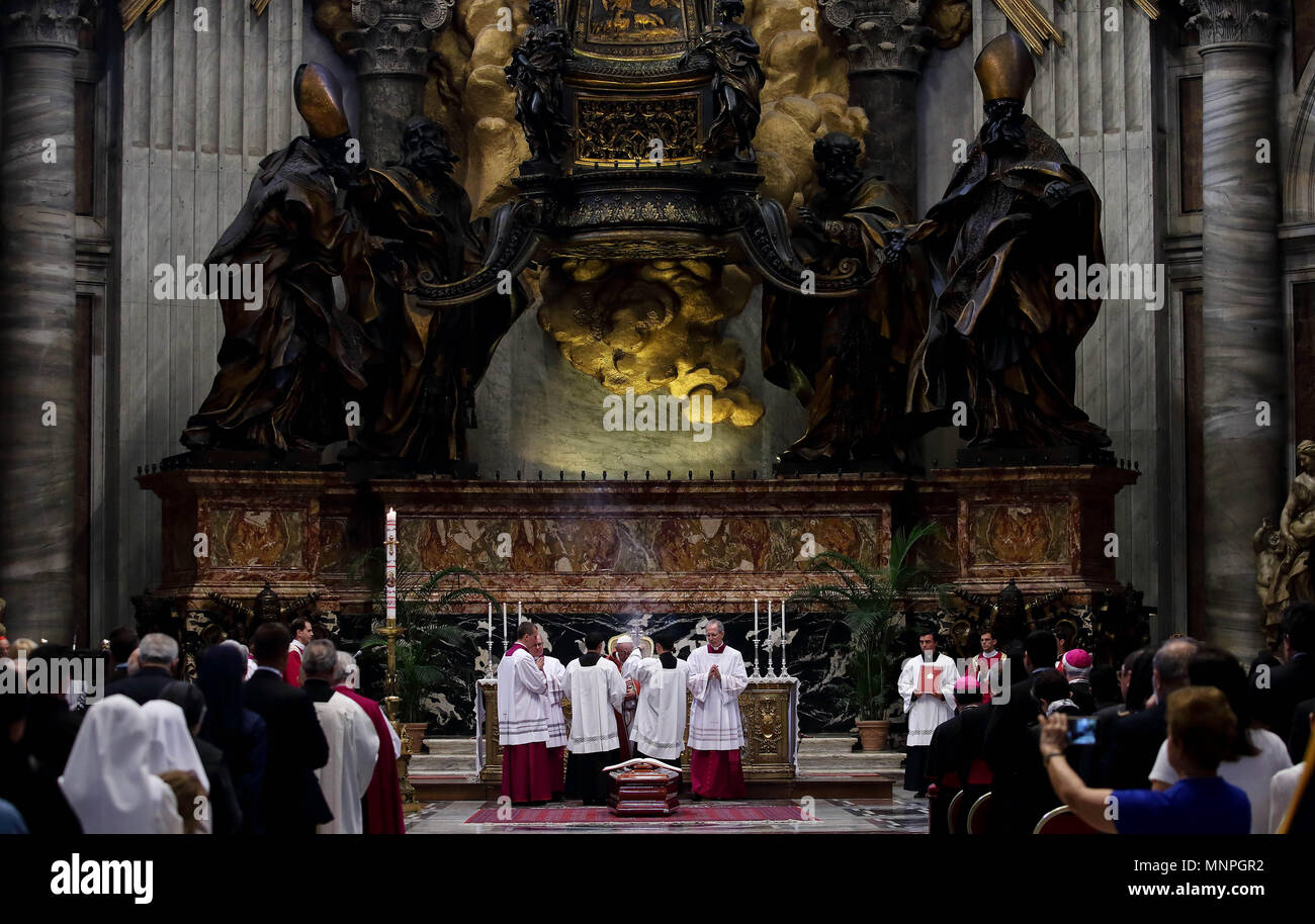 Cité du Vatican, le 19 mai 2018 - État de la Cité du Vatican (Saint-Siège) LE PAPE FRANÇOIS présider le rite des funérailles pour le réseau colombien le Cardinal Dario Castrillon Hoyos à l'Altare della Cattedra dans la Basilique Saint Pierre au Vatican. Credit : Evandro Inetti/ZUMA/Alamy Fil Live News Banque D'Images