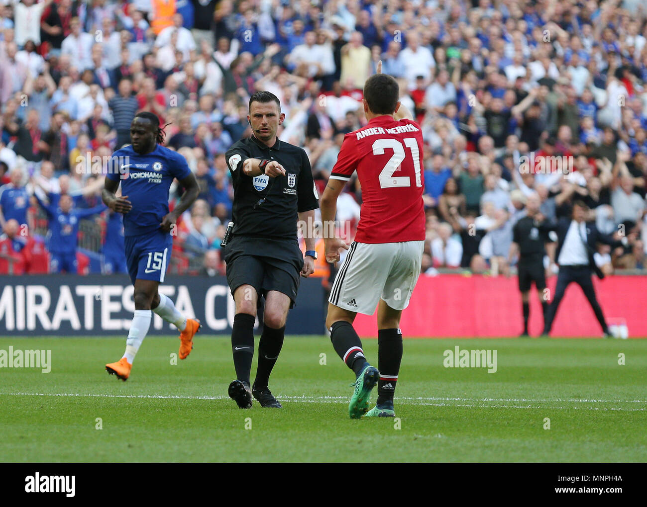 Londres, Royaume-Uni, 19 mai 2018. Ander Herrera de Manchester United protestations comme arbitre Michael Oliver awards un mort durant la finale de la FA Cup match entre Chelsea et Manchester United au stade de Wembley, le 19 mai 2018 à Londres, en Angleterre. (Photo prise par Paul Chesterton/phcimages.com) : PHC Crédit Images/Alamy Live News Credit : PHC Images/Alamy Live News Banque D'Images