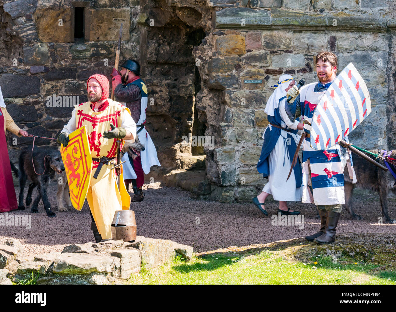 Dirleton, East Lothian, Scotland, UK, 19 mai 2018. L'attaque du château de Dirleton re-enactment. La Société historique du stade d'un sautoir de reconstitution d'une attaque par Robert the Bruce, roi d'Ecosse, autour de 1311, pour prendre le château de l'anglais, vêtu de vêtements authentiques et d'armures et armés de répliques d'armes, y compris les piques, en environnement historique Ecosse de Dirleton Castle. Les hommes jouer Robert the Bruce et Aymer de Valence, 2e comte de Pembroke Banque D'Images