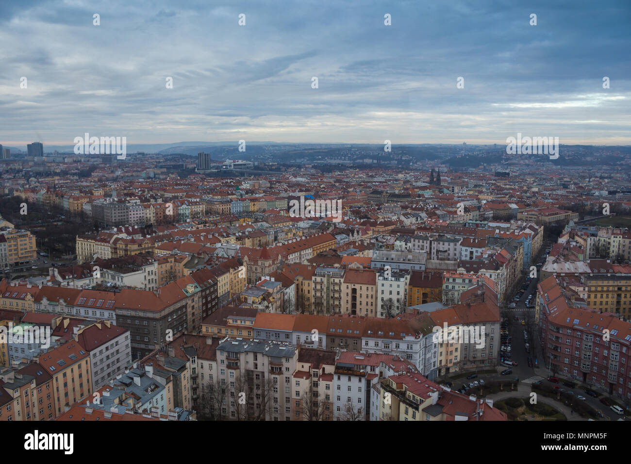 Skyview sur les rues et maisons de Zizkov, Prague, République tchèque à partir d'une tour de télévision. Matin nuageux. Banque D'Images