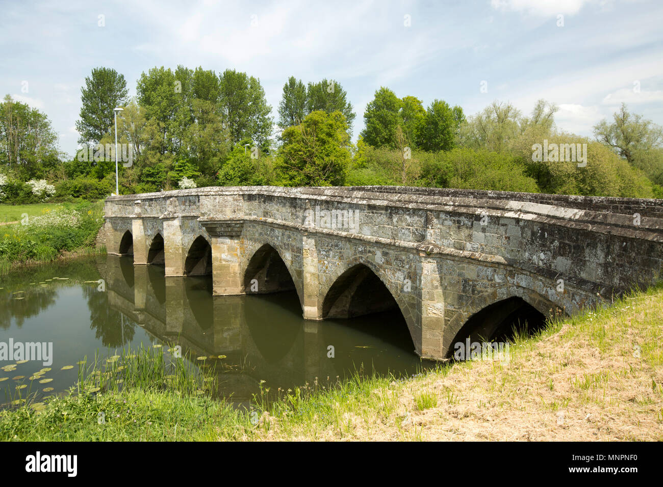 Sturminster Newton Ville Pont sur la rivière Stour Dorset à la recherche dans la direction de Sturminster Newton. Le pont remonte à la 1500s et medi Banque D'Images