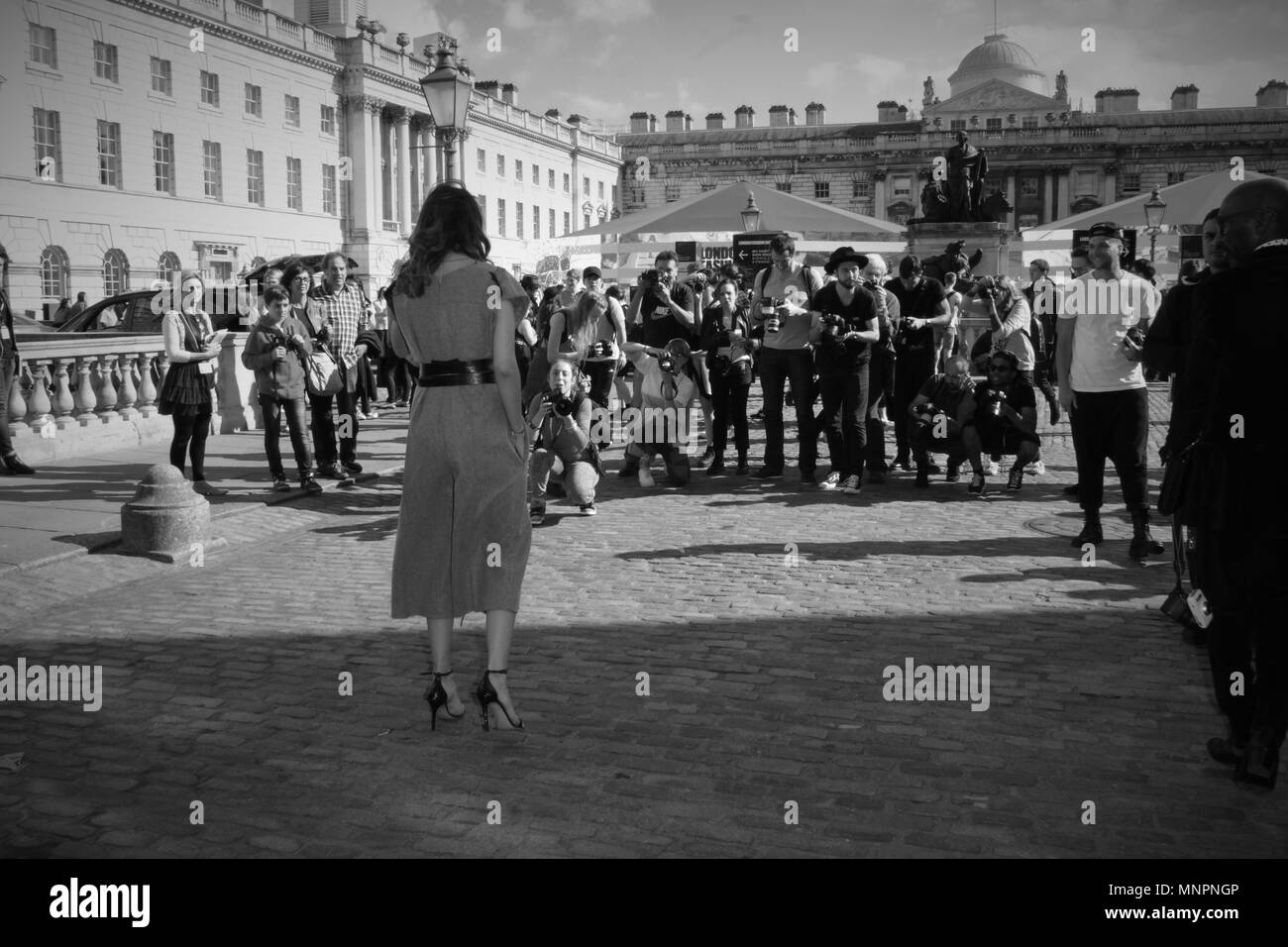 Londres - Sep 12, 2014 : ( Image ) monochrome altérées à membre du public montre mode de rue lors de la première journée à la London Fashion Week SS15 dans L Banque D'Images
