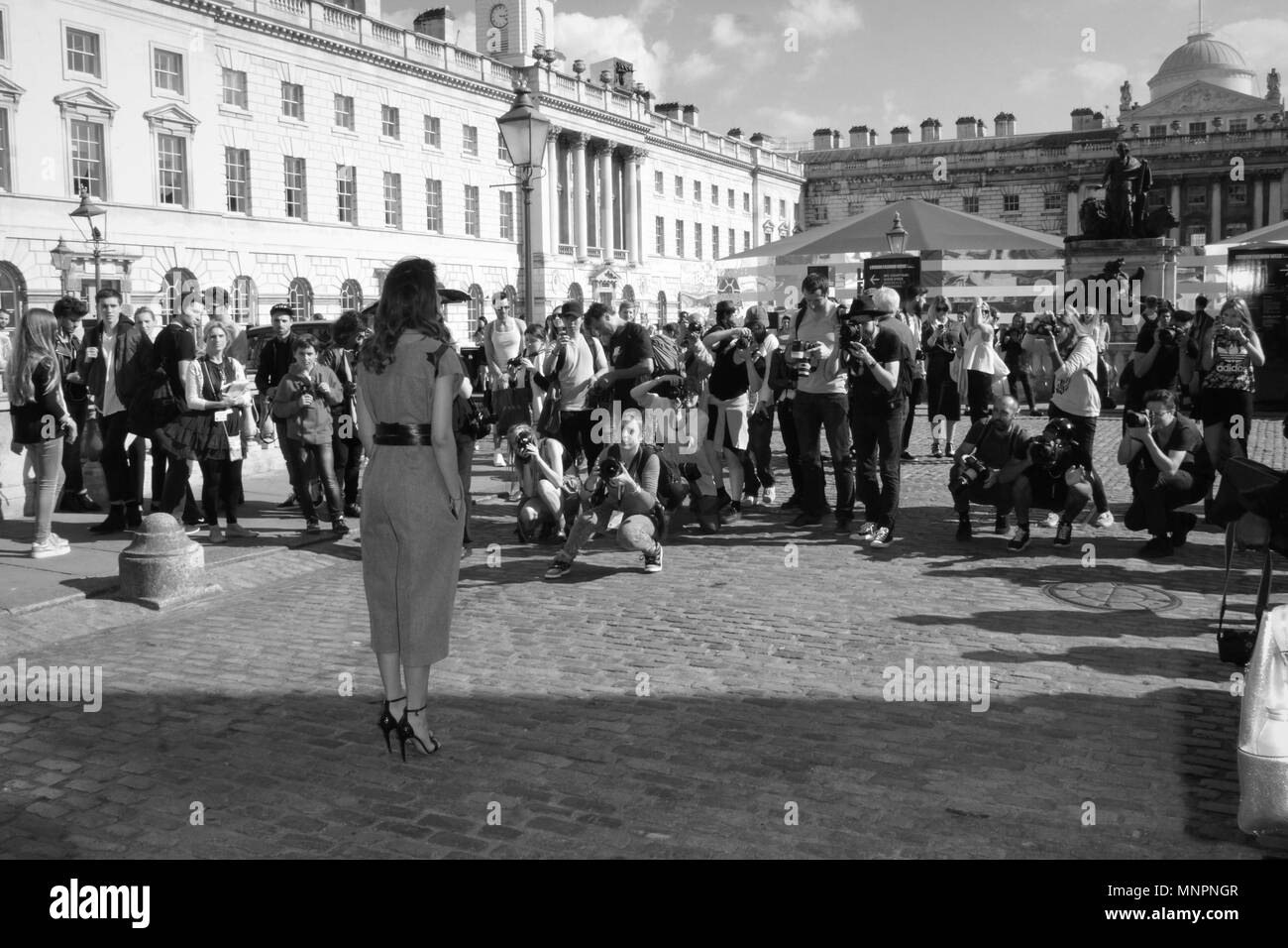 Londres - Sep 12, 2014 : ( Image ) monochrome altérées à membre du public montre mode de rue lors de la première journée à la London Fashion Week SS15 dans L Banque D'Images