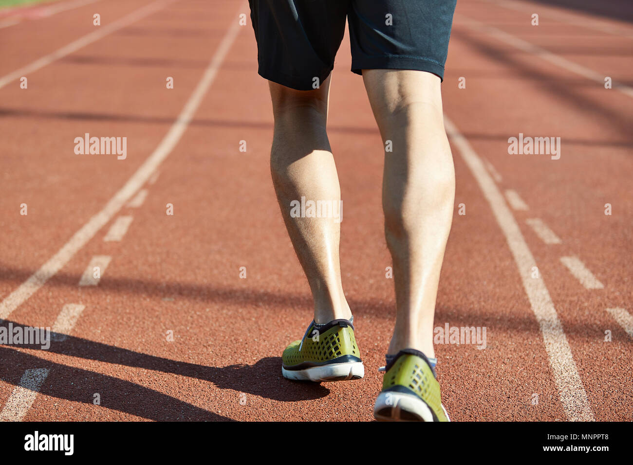 Close-up de jambes d'un athlète masculin prêt à exécuter sur la voie. Banque D'Images
