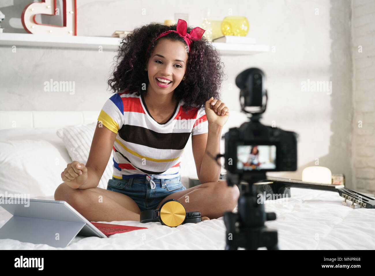 L'enregistrement vidéo Vlog Blog de fille à la maison avec l'appareil photo Banque D'Images