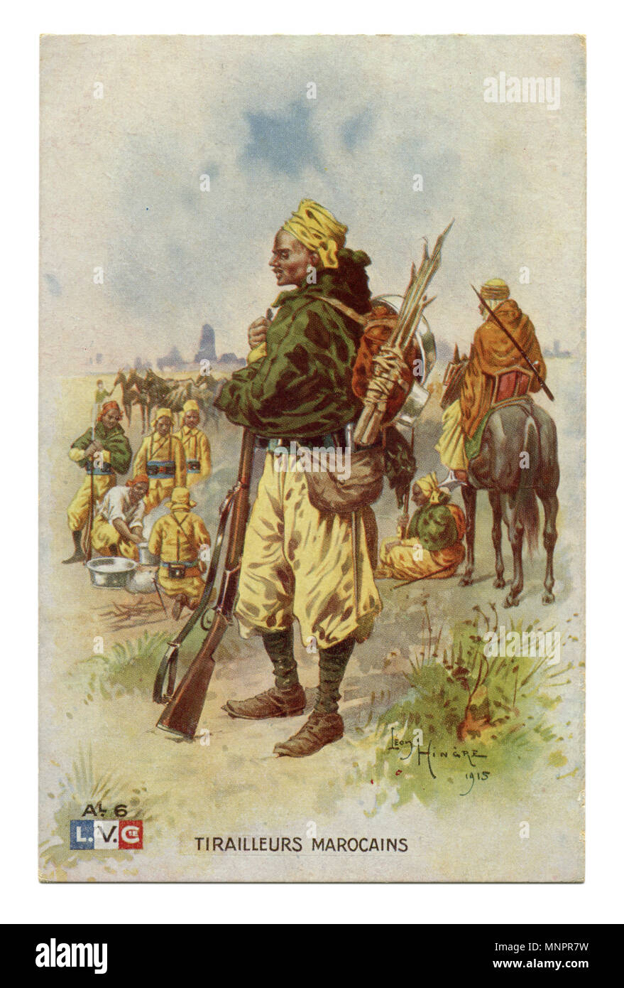 L'ancien français : carte postale de tir des troupes coloniales marocaines soldat de l'infanterie de ligne en vêtements traditionnels en pleine lutte contre la mise en page, avec un sac à dos, la première guerre mondiale Banque D'Images