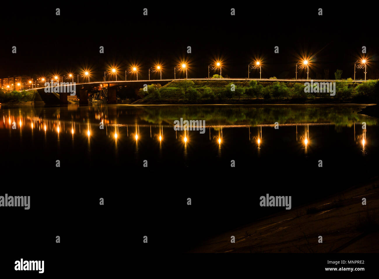 Pont de Brooklyn de nuit avec de l'eau reflet, New York City Skyline Banque D'Images