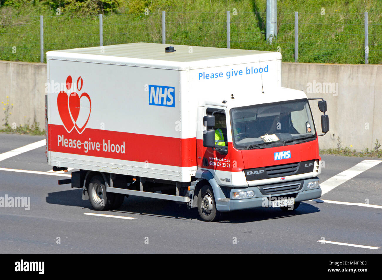 Camion Daf truck & driver M25 Côté autoroute publicité faites un don Faire un don de sang Service National de Santé NHS en Angleterre et du sang ou d'un service de transplantation NHSBT Banque D'Images