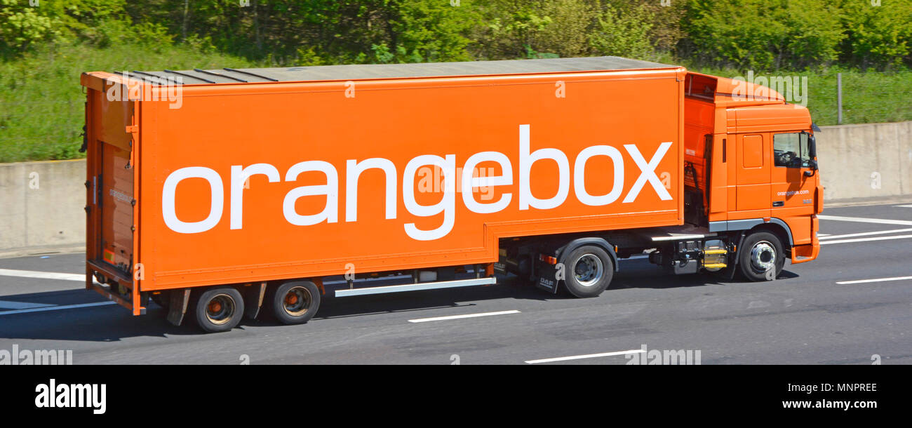 Couleur Orange camion poids lourds Truck & Trailer articulé avec le nom de l'entreprise orangebox sur le côté pour annoncer l'entreprise de la conduite sur autoroute M25 Angleterre UK Banque D'Images