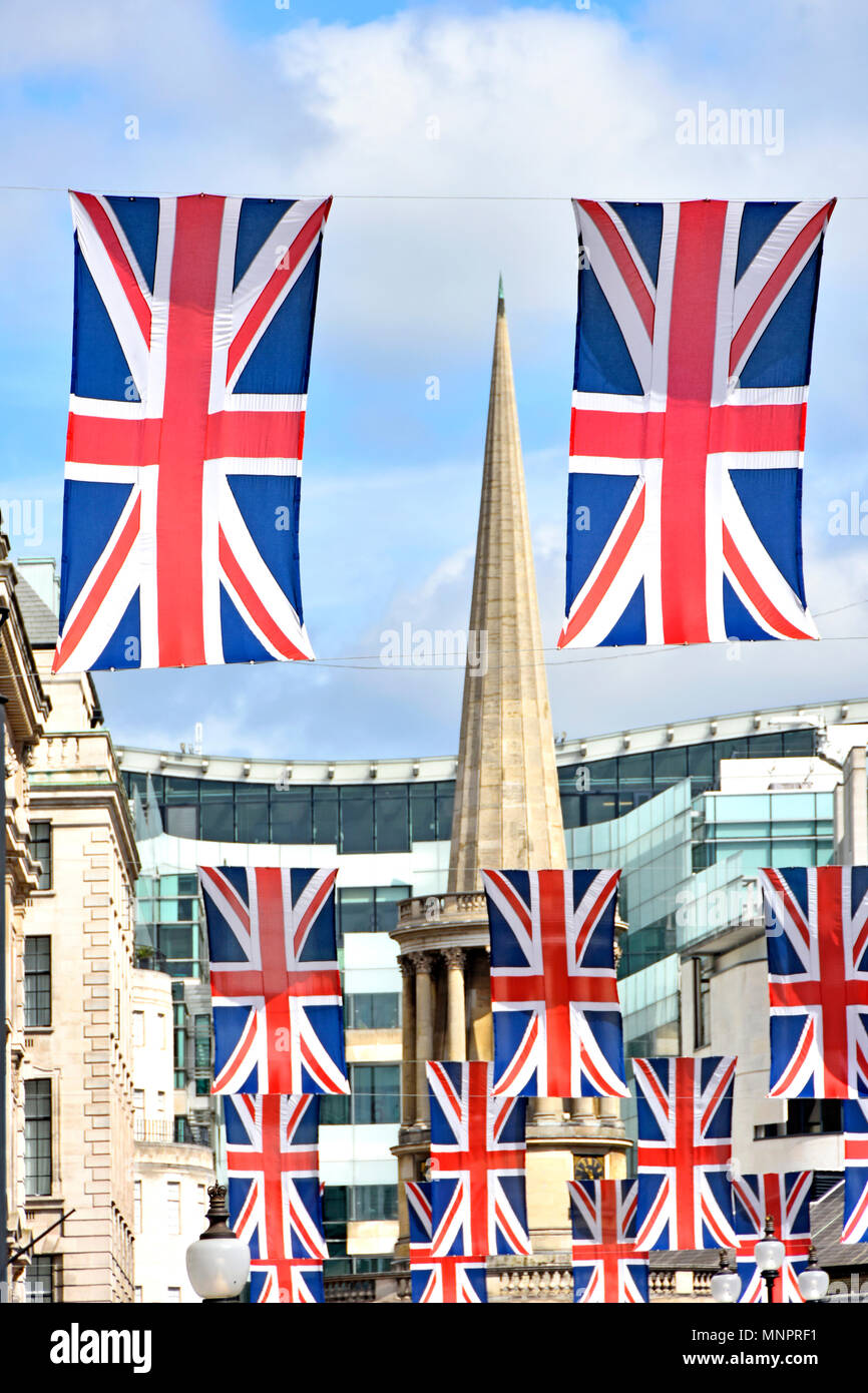 Scène de rue à Londres spire de toutes les âmes s'élève au-dessus de l'Église grand UK Union jack drapeaux suspendus sur Regent Street West End en affichage décoration du pavillon Banque D'Images