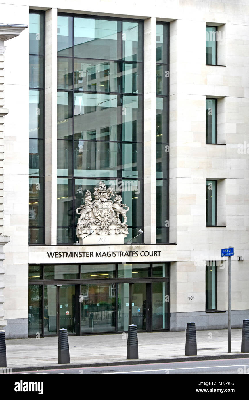 Armoiries royales sur l'avant et au-dessus de entrée de Westminster d'audience de la Cour de justice & building Marylebone Road West London England UK Banque D'Images