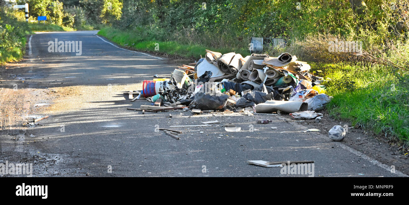 Chargement de camion de basculement de déchets divers déchets ordures déversées faisant obstruction à la voie publique Brentwood Essex Countryside England Royaume-Uni Banque D'Images