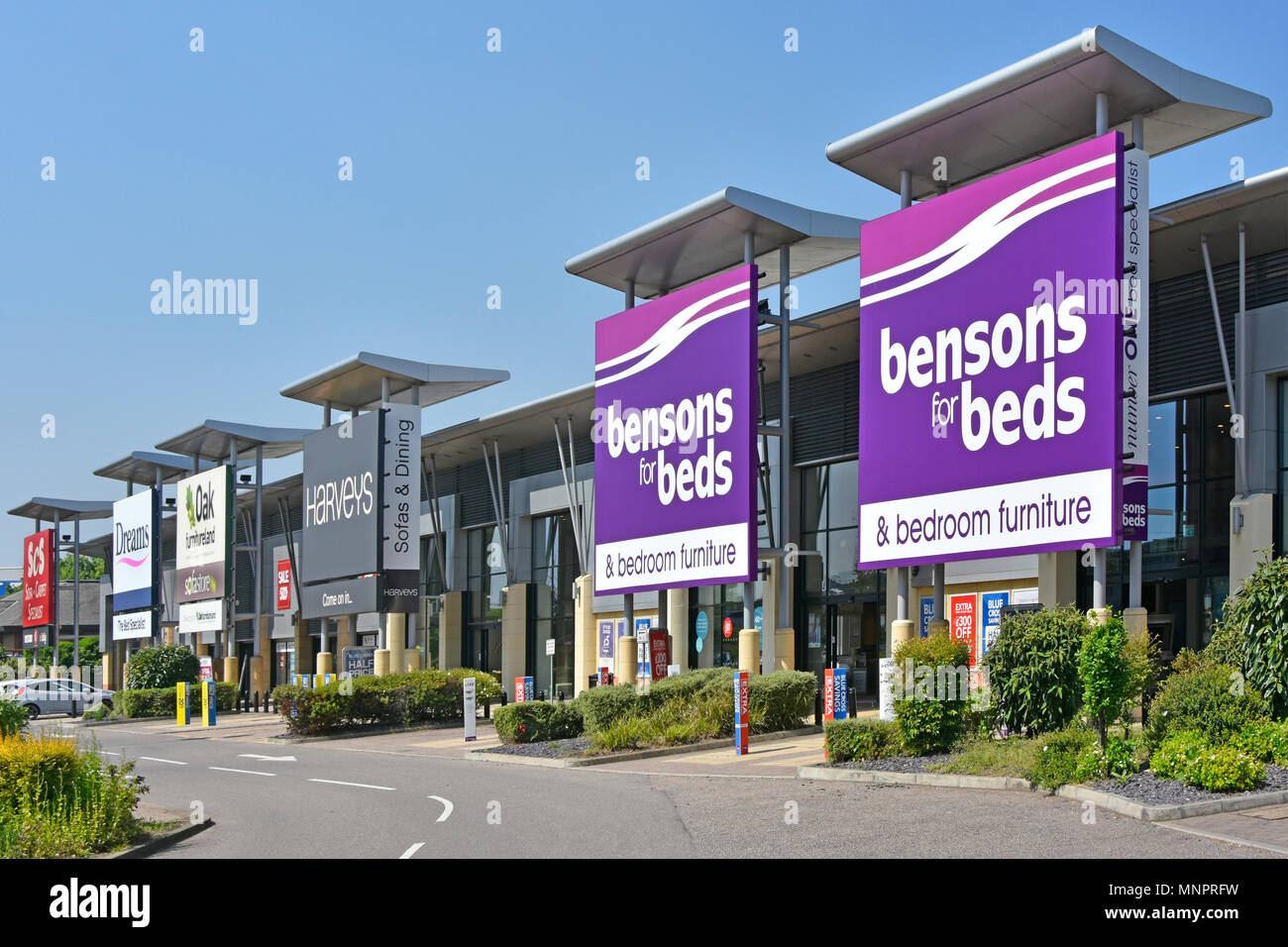 Bensons beds & meubles shop & signe sur Lakeside Retail Park avec divers meubles et ameublement boutique au-delà de West Thurrock Essex England UK Banque D'Images