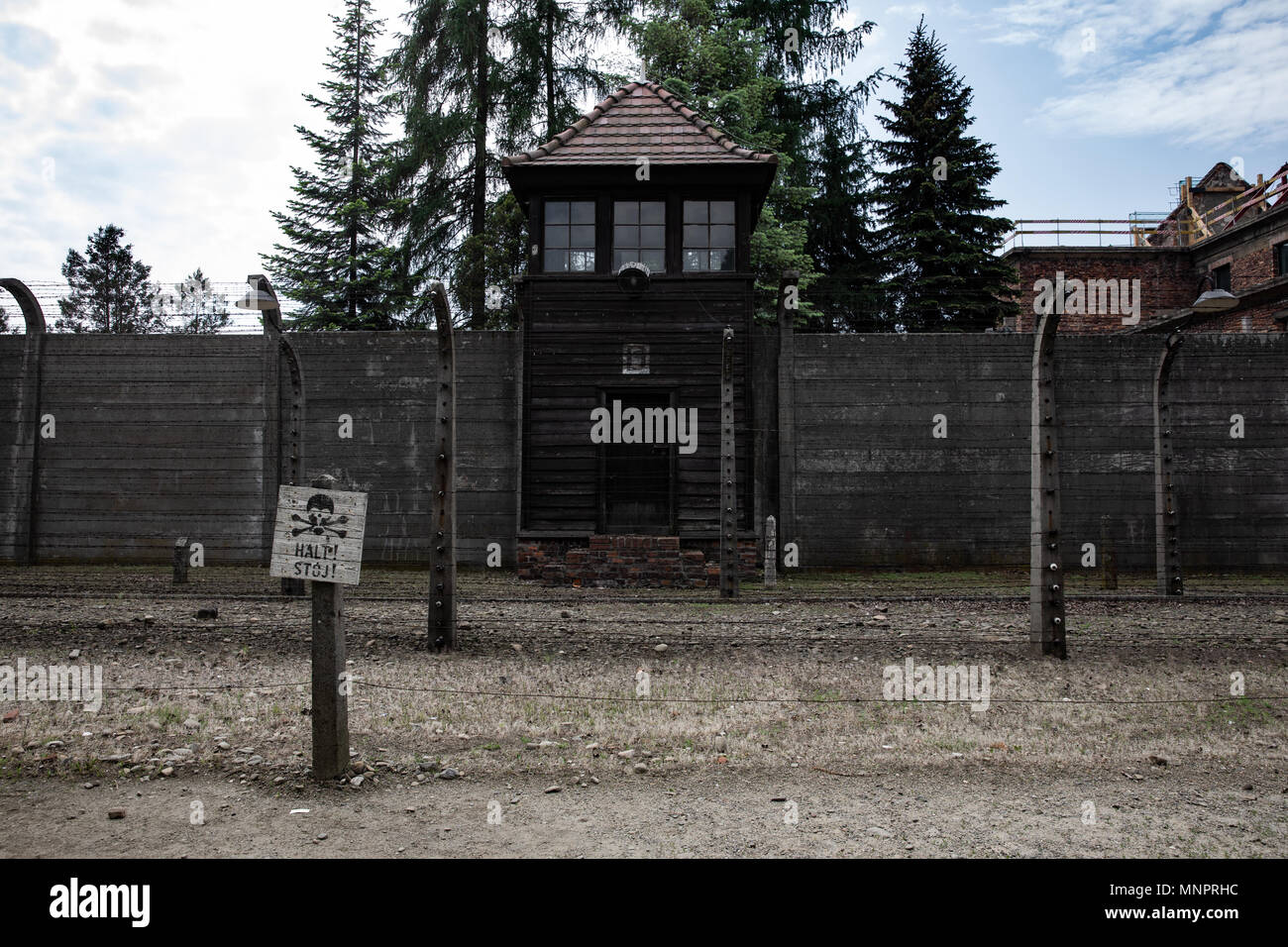 Panneau d'arrêt avec tête de mort à Auschwitz, camp de concentration nazi de la Pologne Banque D'Images