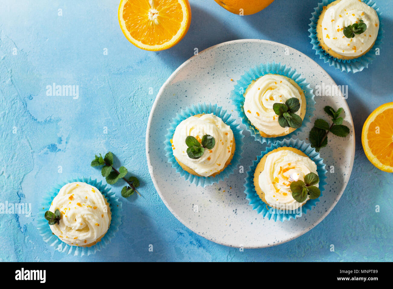 Cupcake Orange Colores Avec Une Bougie D Anniversaire Sur Une Pierre Bleu Ardoise Ou Arriere Plan Photo Stock Alamy