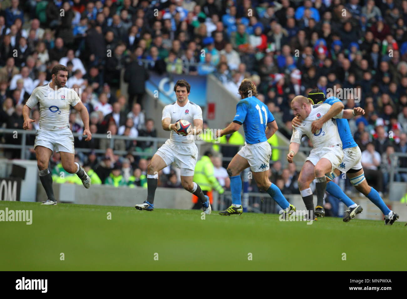 Dan Cole d'Angleterre prend la lutte contre l'adoption de Tom Wood et Nick Easter au cours de l'Angleterre contre l'Italie Tournoi RBS 6 Nations 2011 Rugby International, joué au stade de Twickenham à Londres, Angleterre, RU Banque D'Images