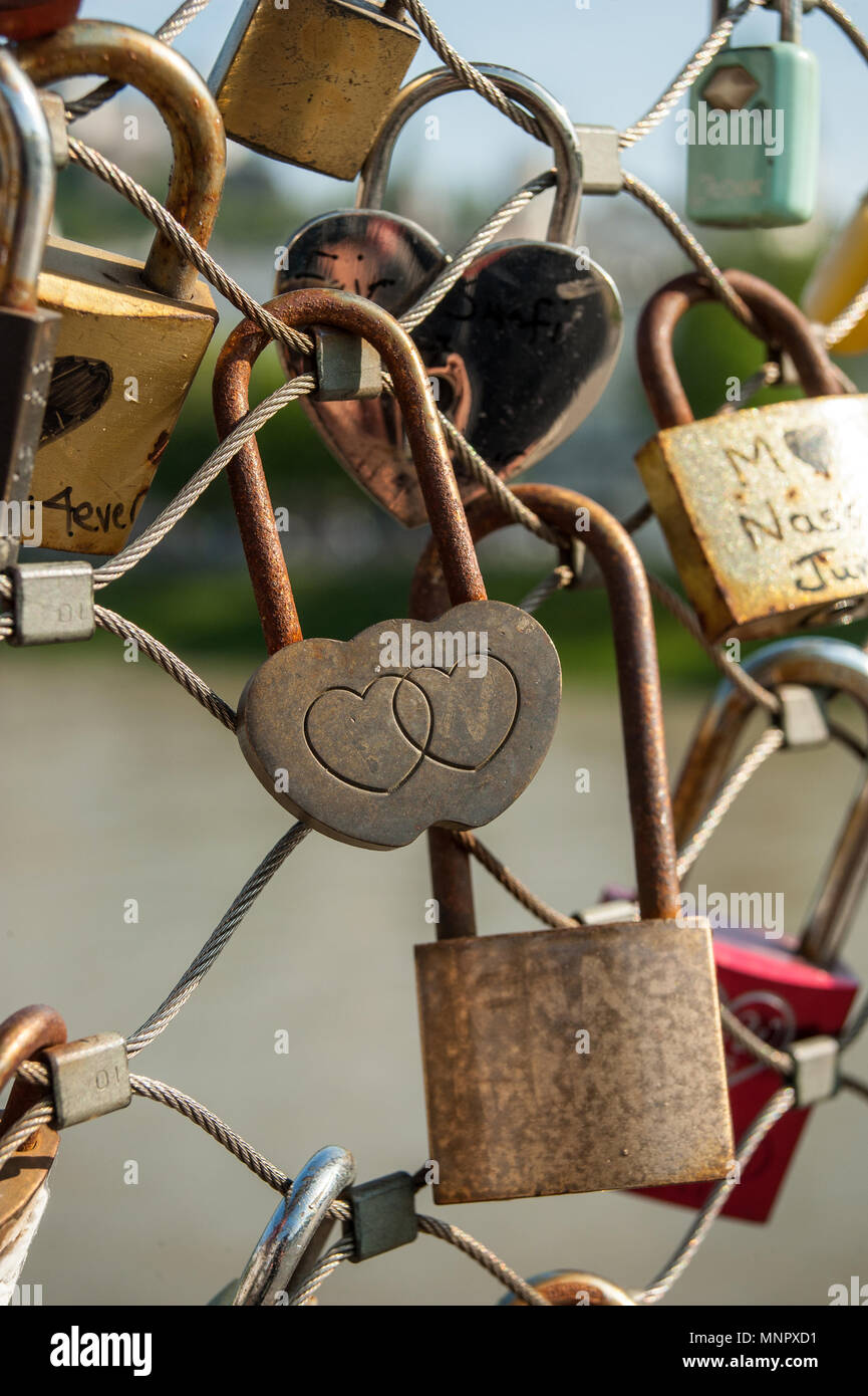 Salzbourg, cadenas d'amour sur un pont, le Makartsteg lune de miel, les gens aiment en été Banque D'Images