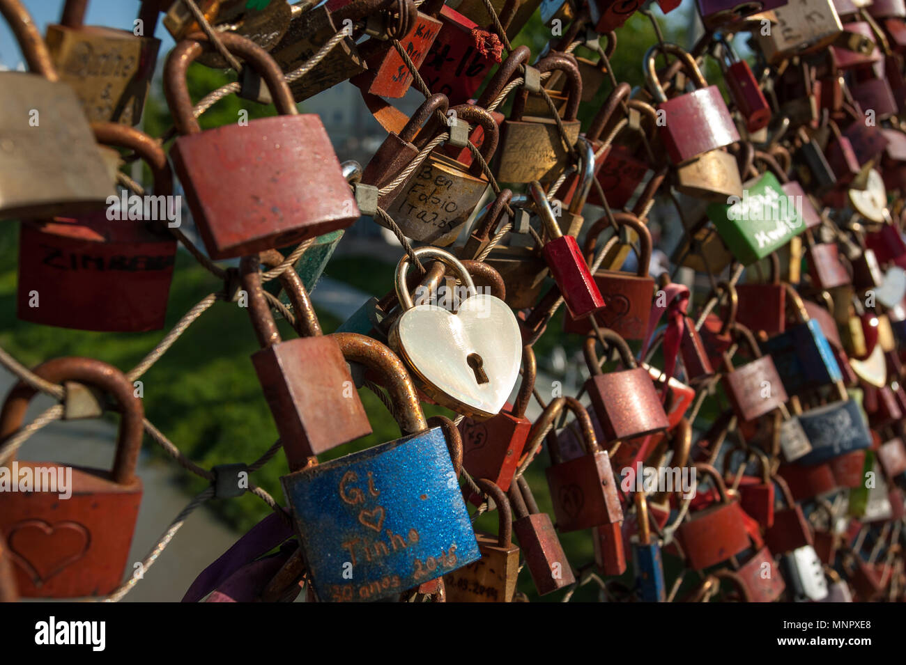 Salzbourg, cadenas d'amour sur un pont, le Makartsteg, lune de miel l'amour des gens en été, coeur d'or Banque D'Images