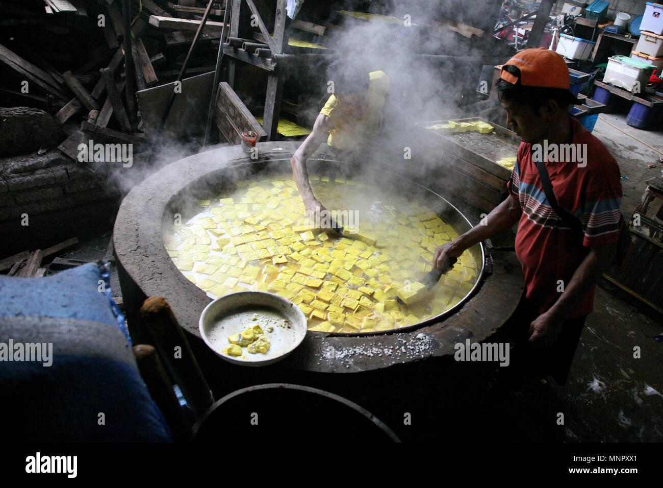 Yogyakarta, Indonésie. Apr 17, 2018. L'usine de Bandung tofu maison appartenant à M. Irfan Suhendar, situé à Jalan Raya Margonda Kapuk, Yogyakarta a été exécuté pour les générations et est opérationnelle depuis 2009 avec 14 employés. Cette usine produit environ 4 maison quintal/par jour avec le montant atteint 20 000 savoir et le Tofu Bandung en production uniquement en mesure de survivre pendant une journée parce que fait sans utiliser de produit de conservation. Widyo Rumpoko Crédit : Kuncoro/Pacific Press/Alamy Live News Banque D'Images