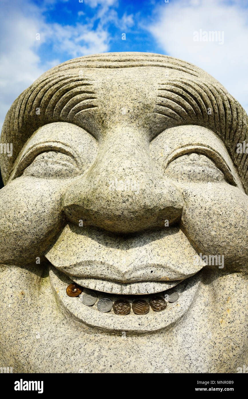 Bouddha Ebisu avec pièces de monnaie dans sa bouche, Kumano Nachi Taisha Grand culte, Nakahechi, route de pèlerinage de Kumano Kodo, Kii-Mountains Banque D'Images