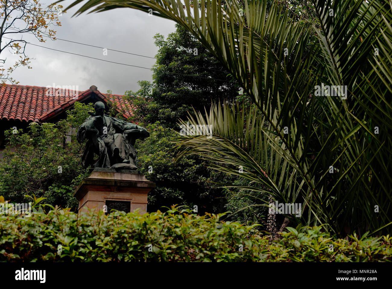 Statue d'un assis Rufino José Cuervo statue. L'écrivain et linguiste semble être dans la pensée. Plazuela de San Carlos, Bogota, Colombie Banque D'Images