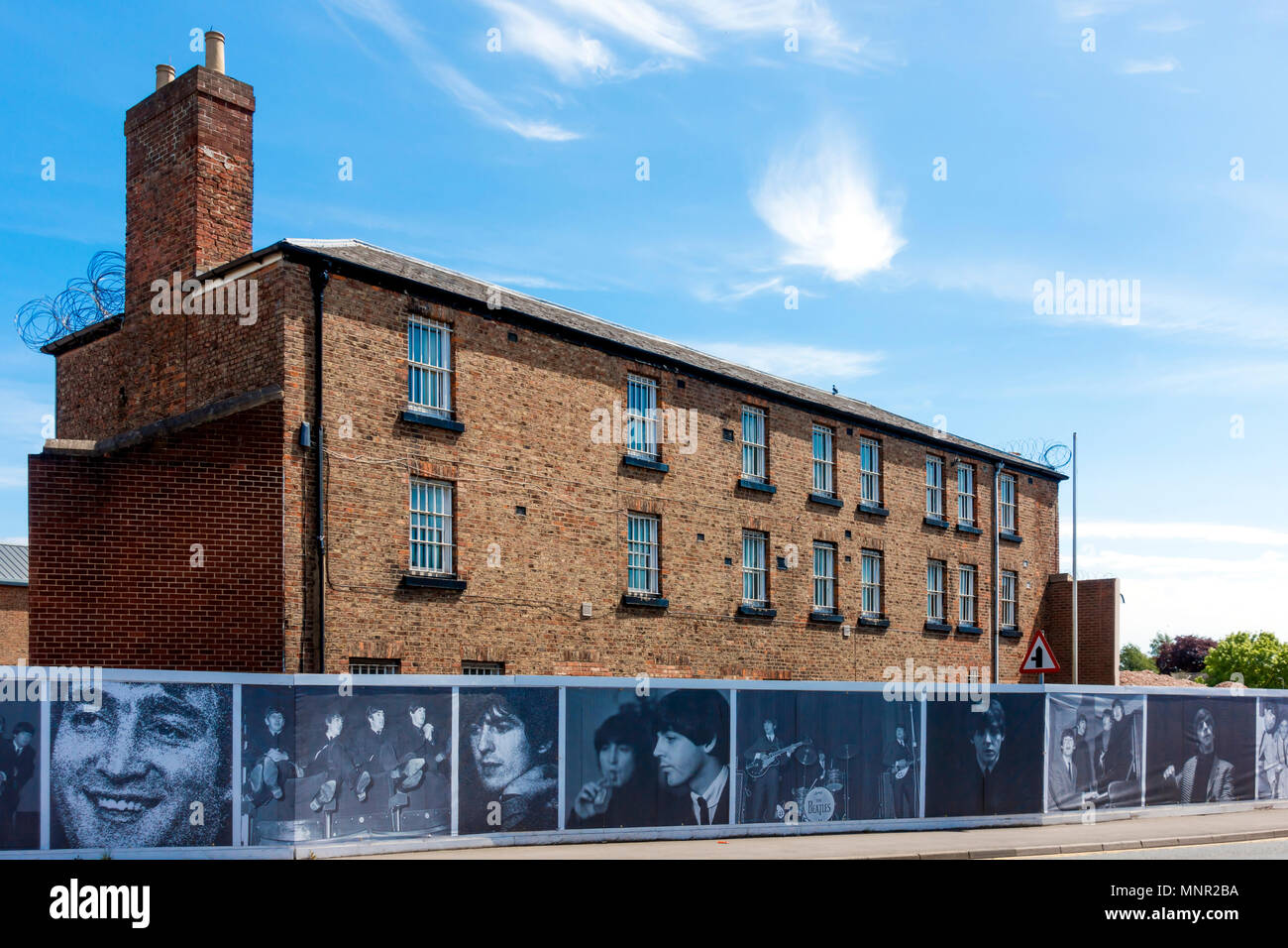 Panneaux publicitaires montrant des années 60 images Pop Rock Legends par Paul Berriff sur l'ancienne prison à Northallerton Yorkshire à convertir d'un nouveau développement Banque D'Images