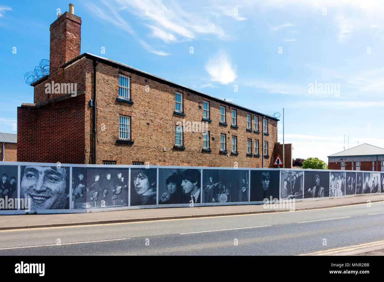 Panneaux publicitaires montrant des années 60 images Pop Rock Legends par Paul Berriff sur l'ancienne prison à Northallerton Yorkshire à convertir d'un nouveau développement Banque D'Images