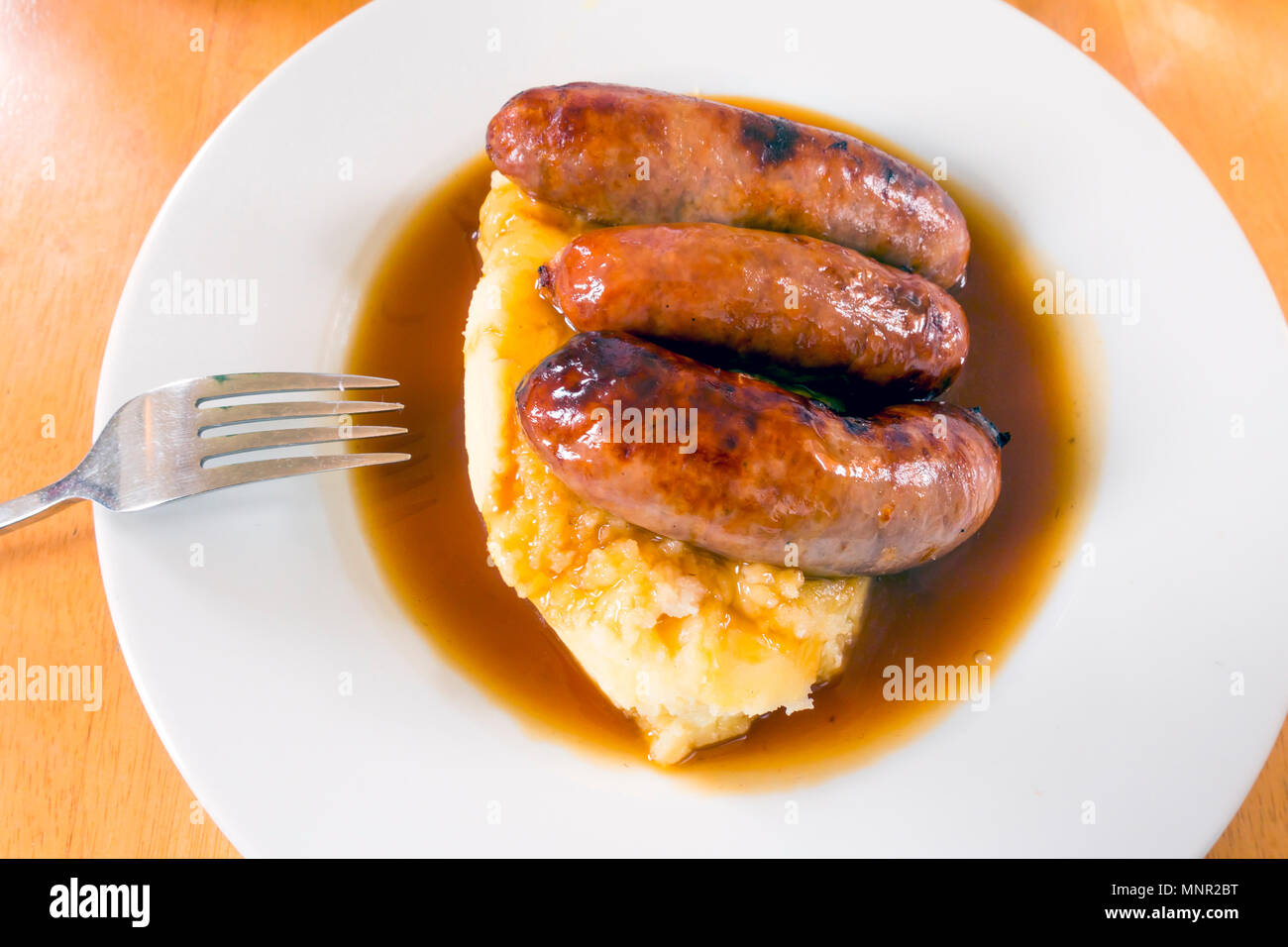 De savoureux repas de midi saucisses Yorkshire purée de pommes de terre et sauce à l'oignon Banque D'Images