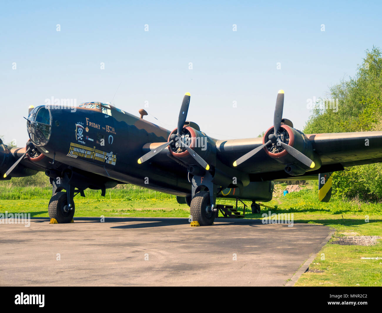 Handley Page Halifax, bombardier lourd au service des alliés pendant la Seconde Guerre mondiale, deux sur l'affichage à l'Yorkshire Air Museum Elvington York UK Banque D'Images