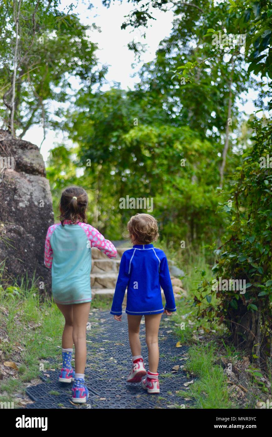 Deux jeunes filles à pied sur un chemin à travers une forêt, Jourama Falls, Bruce Hwy, Yuruga France Banque D'Images