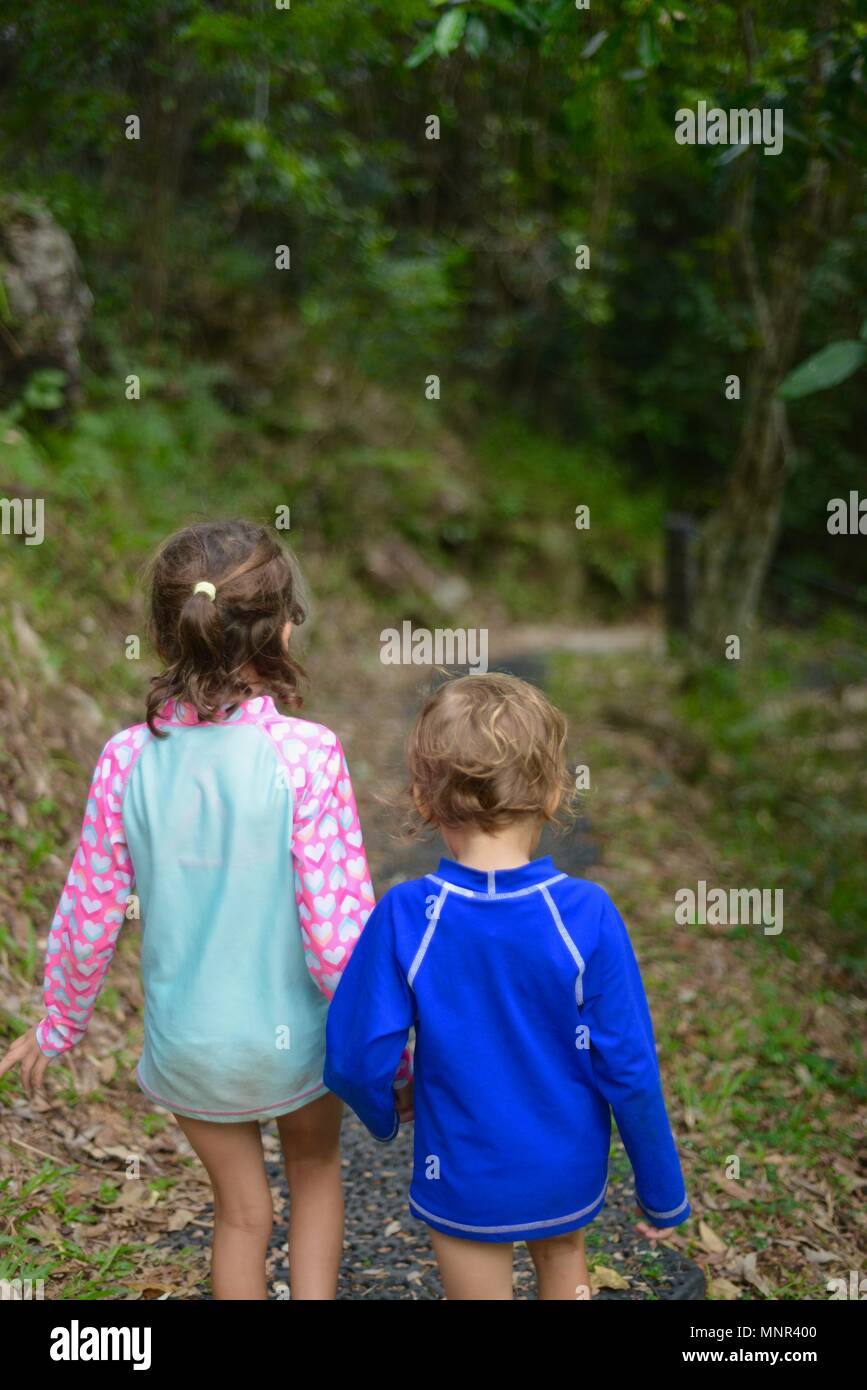 Deux jeunes filles à pied sur un chemin à travers une forêt, Jourama Falls, Bruce Hwy, Yuruga France Banque D'Images