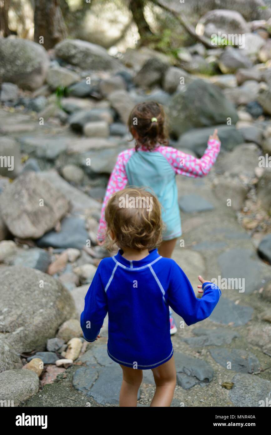 Deux jeunes filles à pied sur un chemin à travers une forêt, Jourama Falls, Bruce Hwy, Yuruga France Banque D'Images