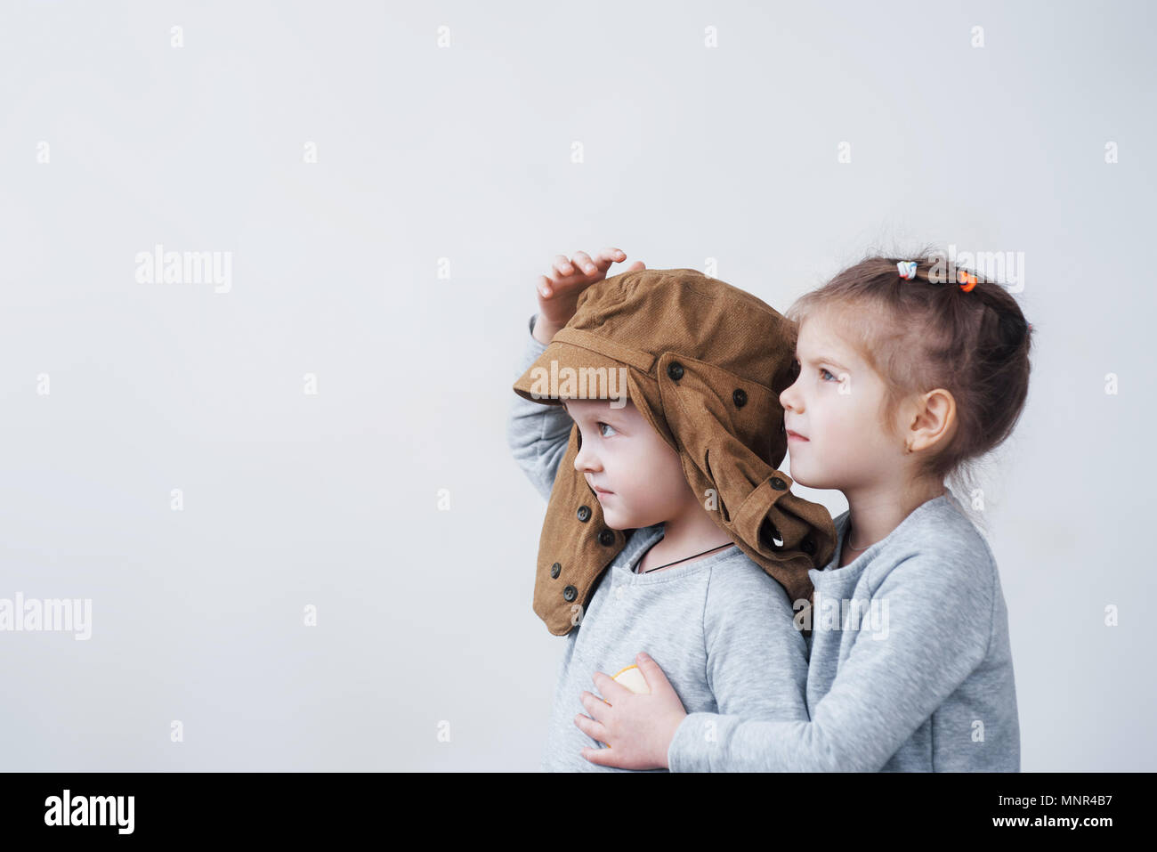 La petite enfance ludique. Petit garçon s'amuser grâce à la boîte de carton. Garçon prétendant être pilote. Little Boy and girl having fun at home Banque D'Images